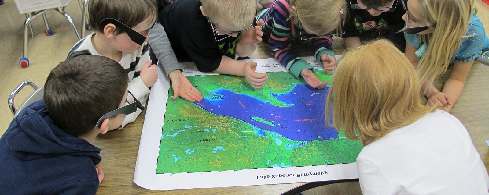 Children looking at a map of Lake Superior